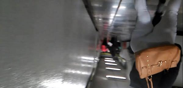  4 - transparencia en el metro se le marca la tanga a madura